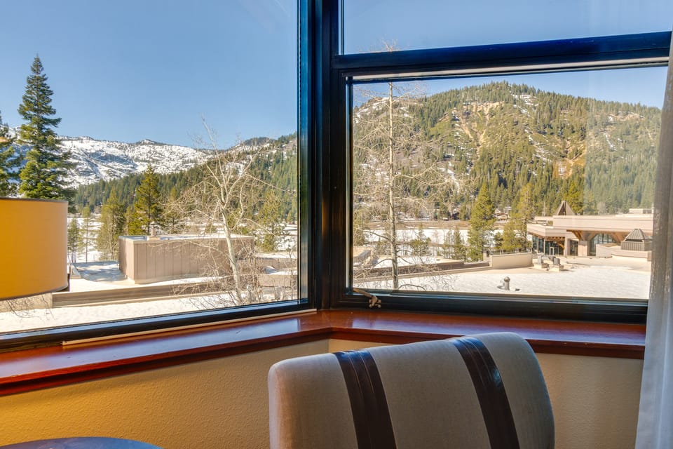 Luxe North Lake Tahoe Getaway in Everline Resort! Apartment in Palisades Tahoe (Olympic Valley)
