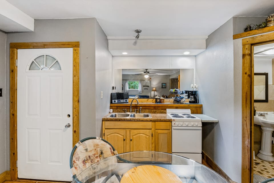 Lake of the Ozarks Apt 3 Mi to Dtwn Shops & Dining Apartment in Village Four Seasons