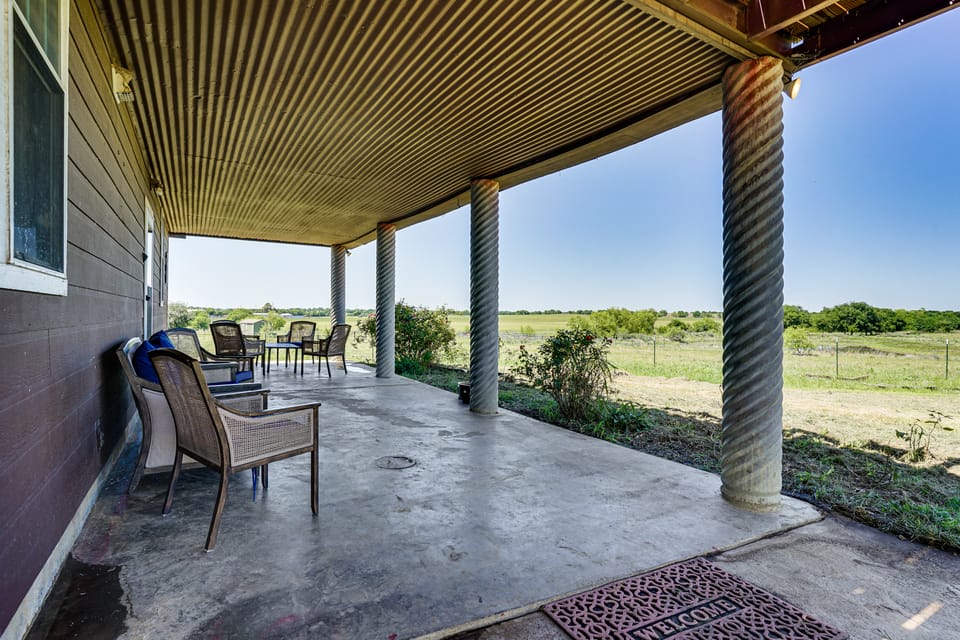 6 Mi to Lake Pat Cleburne! Family Escape w/ Pond House in Cleburne