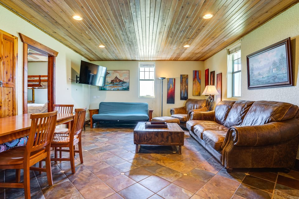 6 Mi to Lake Pat Cleburne! Family Escape w/ Pond House in Cleburne