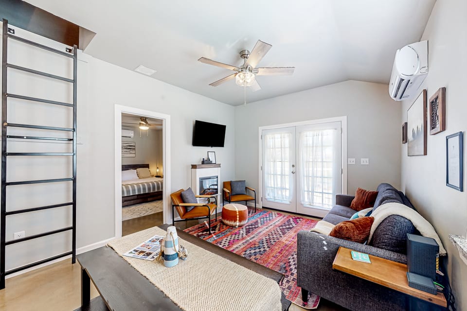 Steps to Lake Eufaula: Home w/ Fire Pit & BBQ House in Longtown