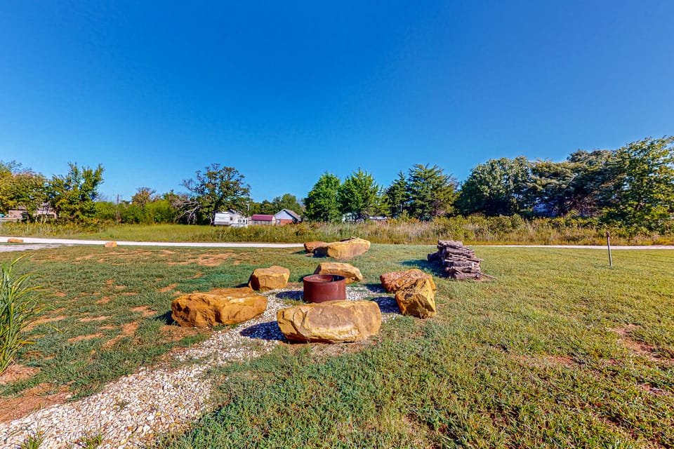 Steps to Lake Eufaula: Home w/ Fire Pit & BBQ House in Longtown