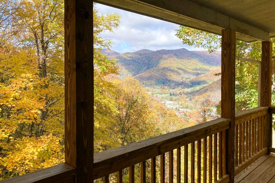 Mtn-View Deck! Maggie Valley Cabin, 8 Mi to Skiing House in Ivy Hill