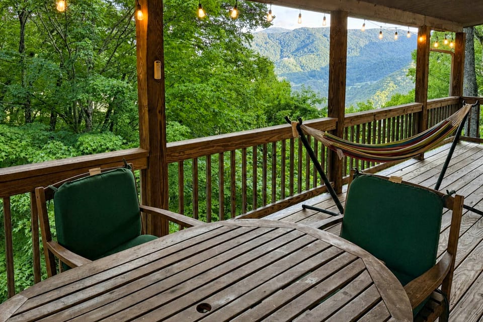 Mtn-View Deck! Maggie Valley Cabin, 8 Mi to Skiing House in Ivy Hill