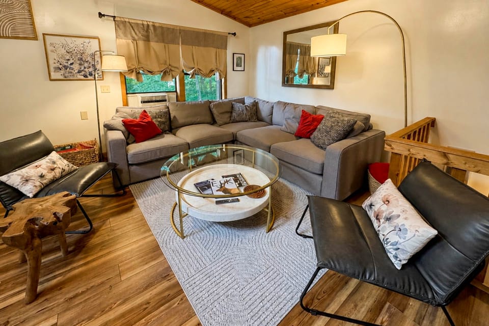 Mtn-View Deck! Maggie Valley Cabin, 8 Mi to Skiing House in Ivy Hill