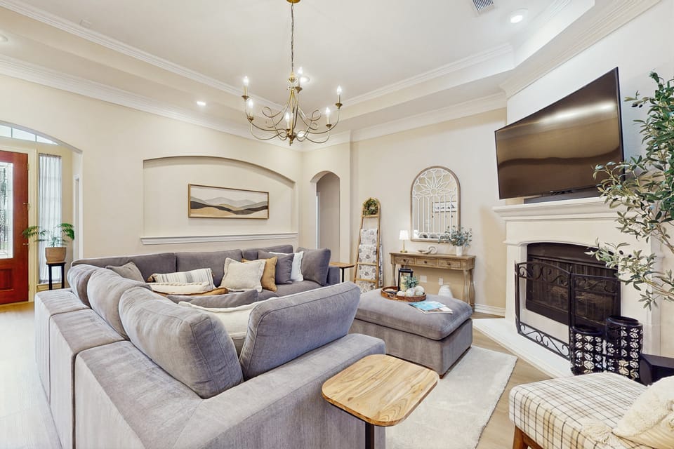 Pool & Outdoor Bar! Spacious Getaway in Sachse House in Rowlett