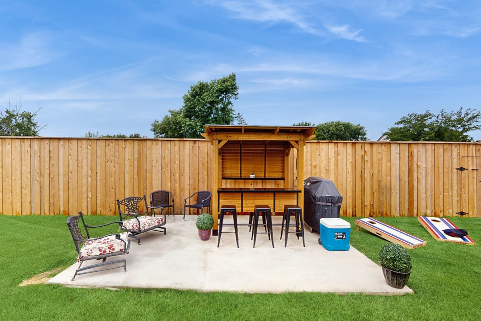 Pool & Outdoor Bar! Spacious Getaway in Sachse House in Rowlett