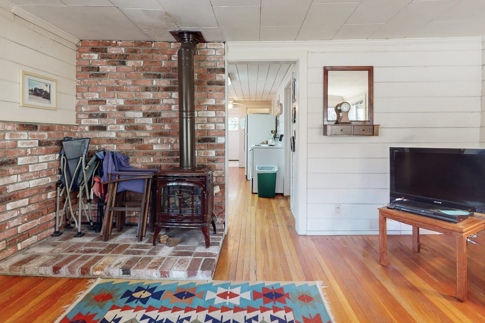 Walk to Town! Dog-Friendly Quincy Getaway w/ Deck House in Sierra Nevada