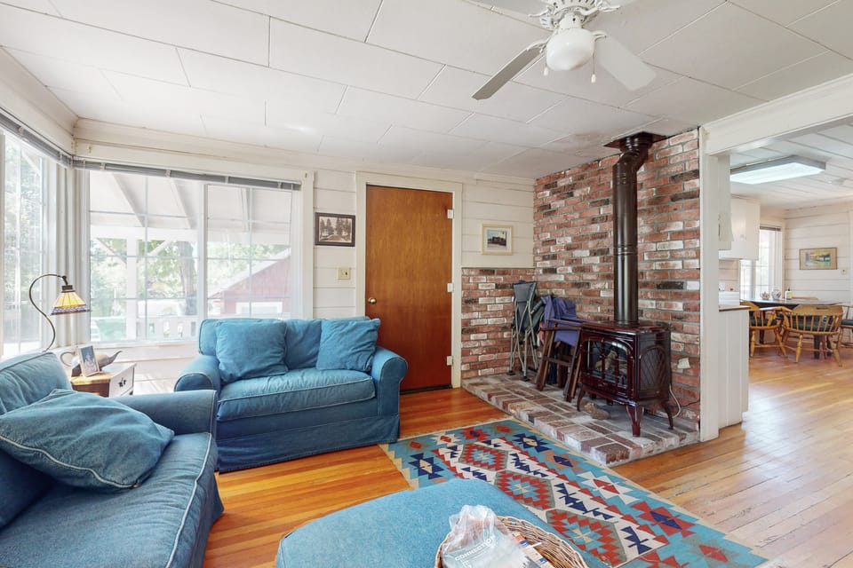 Walk to Town! Dog-Friendly Quincy Getaway w/ Deck House in Sierra Nevada