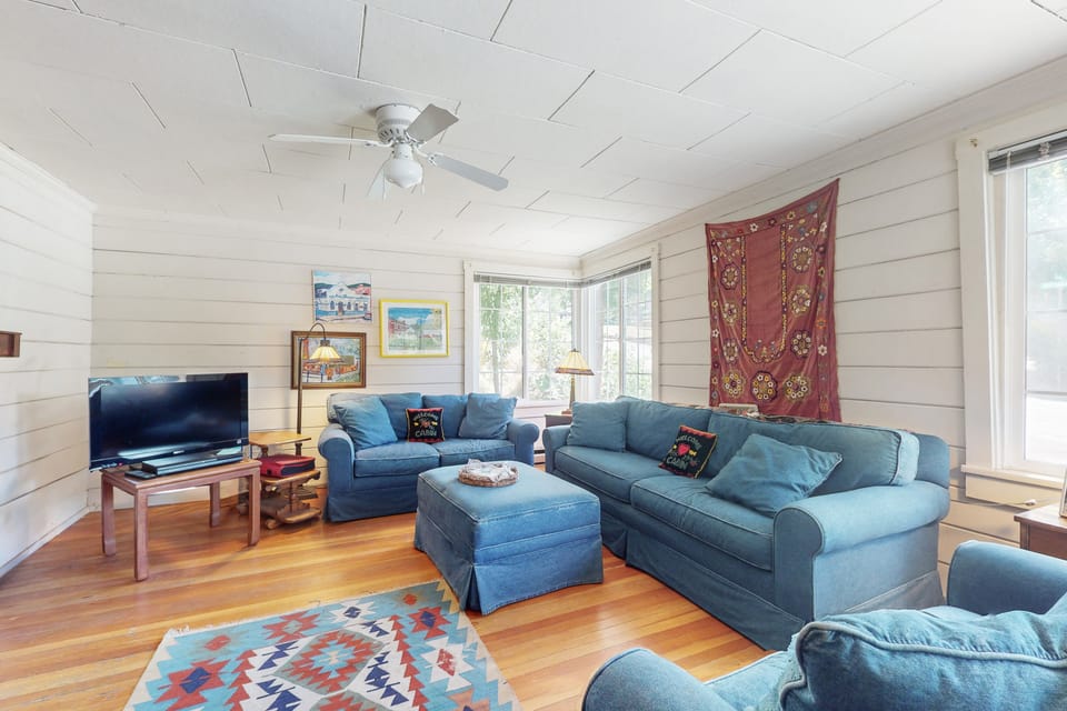 Walk to Town! Dog-Friendly Quincy Getaway w/ Deck House in Sierra Nevada