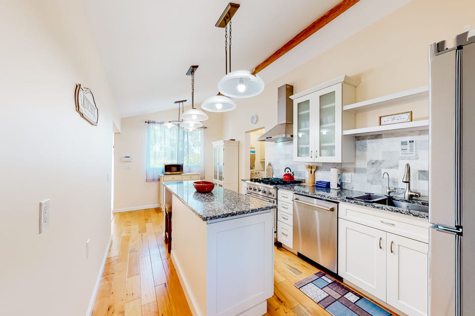 Centrally Located! Dog-Friendly San Rafael Home House in Greenbrae