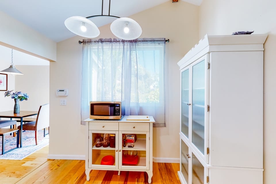 Centrally Located! Dog-Friendly San Rafael Home House in Greenbrae