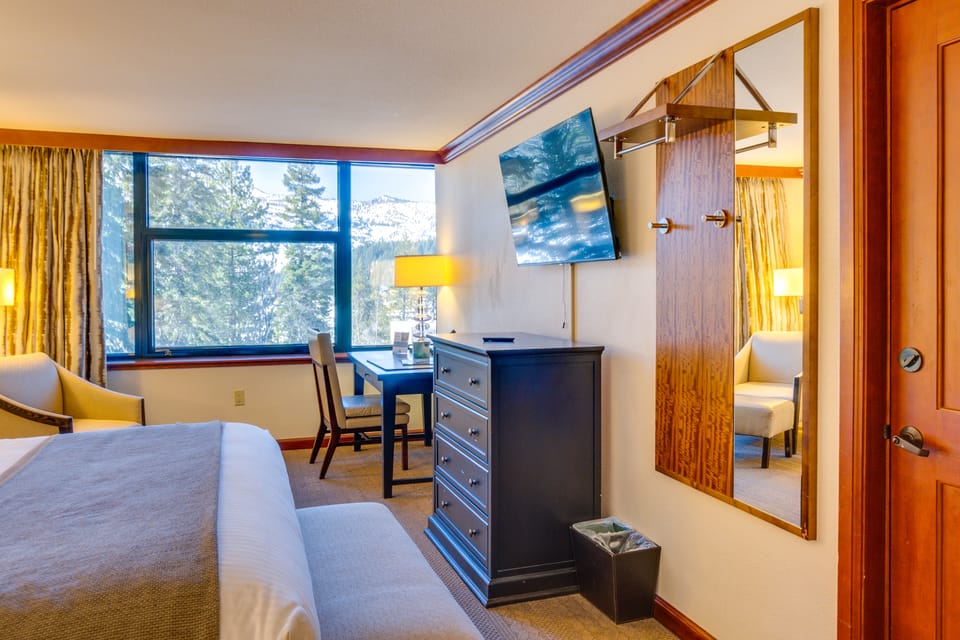Ski, Hike & Skate! Convenient Everline Resort Gem Apartment in Palisades Tahoe (Olympic Valley)