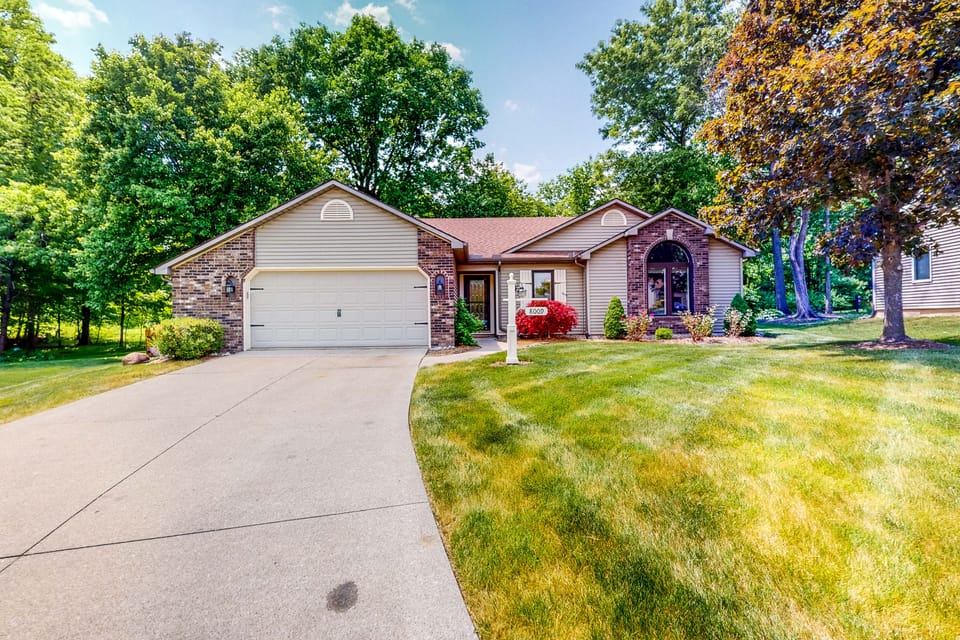 Dog-Friendly Yard! Family Retreat in Fort Wayne House in Fort Wayne