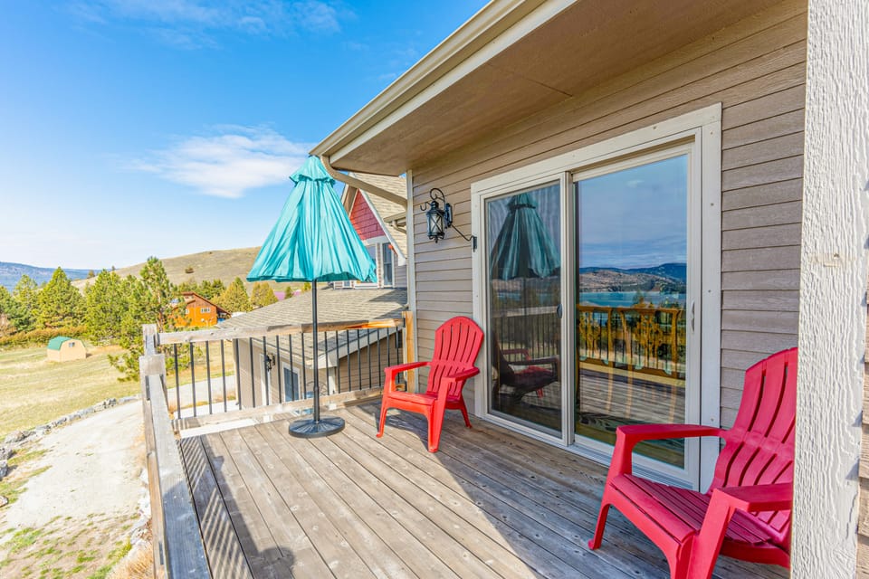 Breathtaking Mtn & Lake Views! Glacier Country Gem House in Flathead Lake