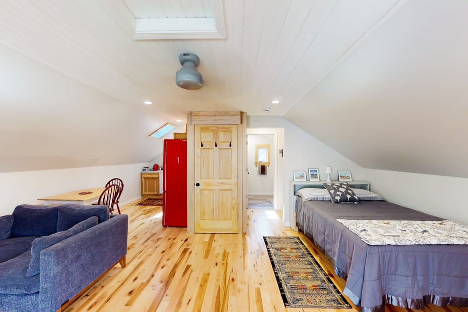 Half-Mile to Crystal Lake! Couples Retreat w/ Deck Apartment in Crystal Lake