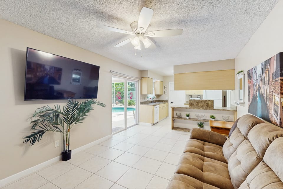 Pool Access! Dog-Friendly Retreat 16 Mi to Orlando Apartment in Longwood