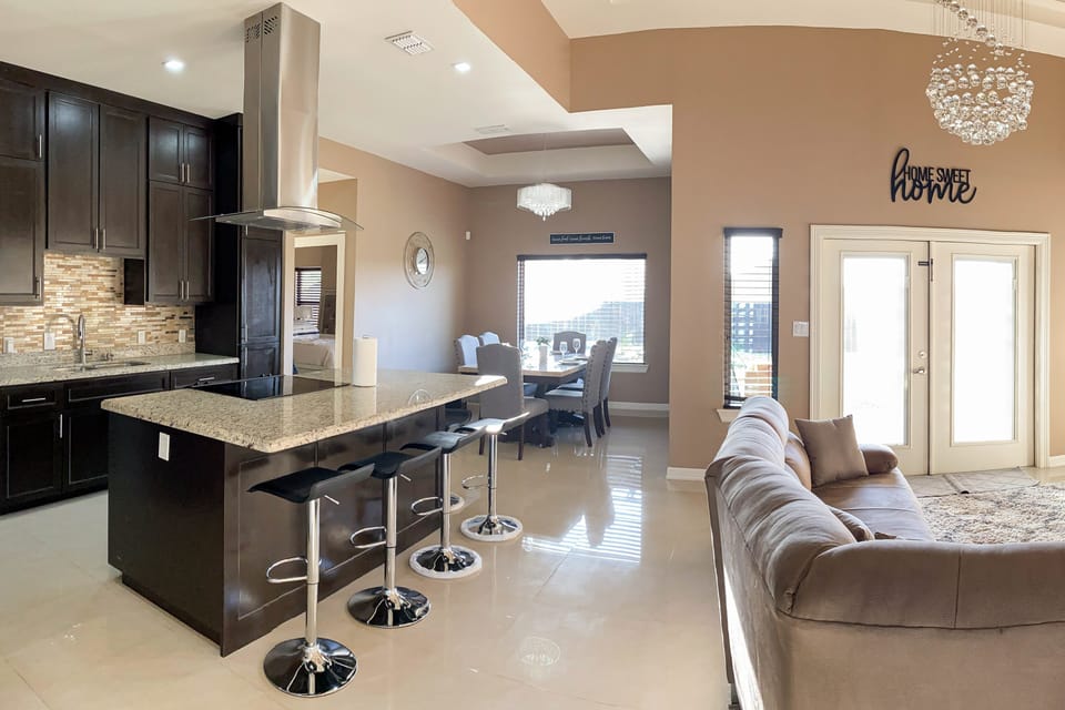 Pool, Patio & Yard: Chic South Texas Home House in Brownsville