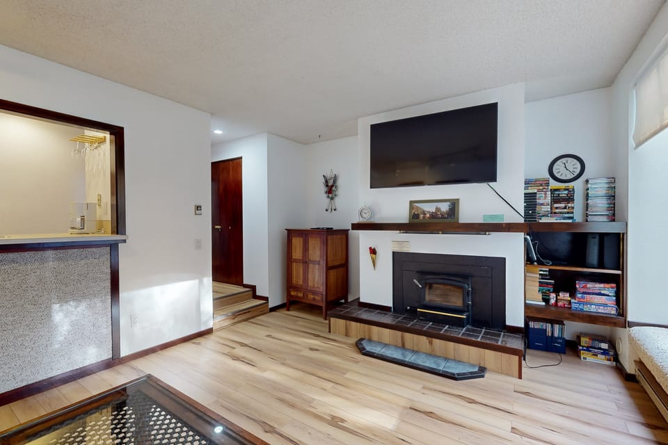 Indoor Pool & Game Room Access! Deming Mtn Escape Apartment in Glacier