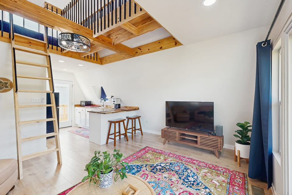 3 Mi to Lake Murray: Dog-Friendly Cabin w/ Deck Apartment in Lake Murray