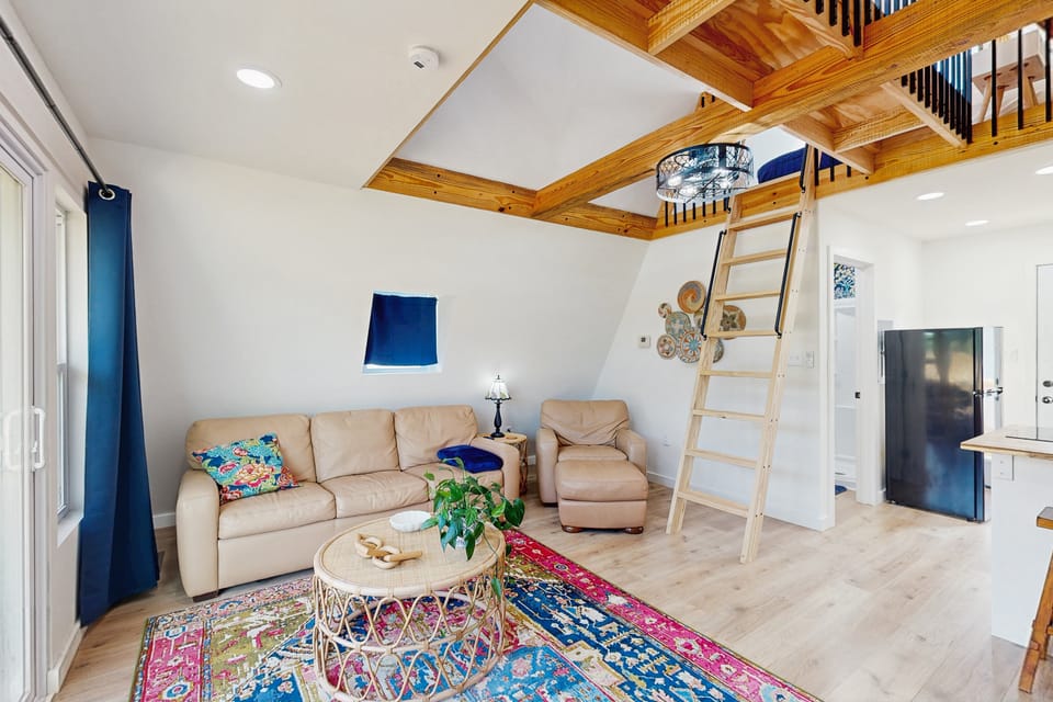 3 Mi to Lake Murray: Dog-Friendly Cabin w/ Deck Apartment in Lake Murray