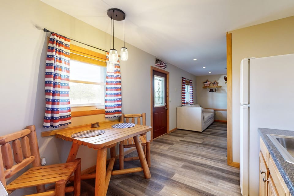 Pet Friendly! Countryside Couples Stay in Illinois House in Kentucky