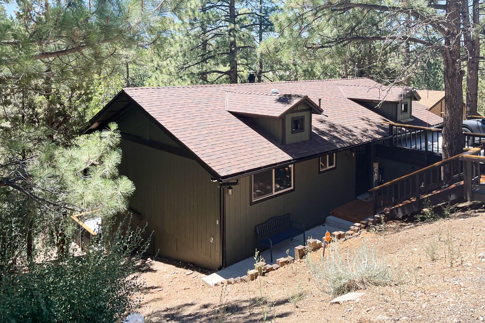 2 Large Decks & Hot Tub! Big Bear Cabin Getaway House in Big Bear