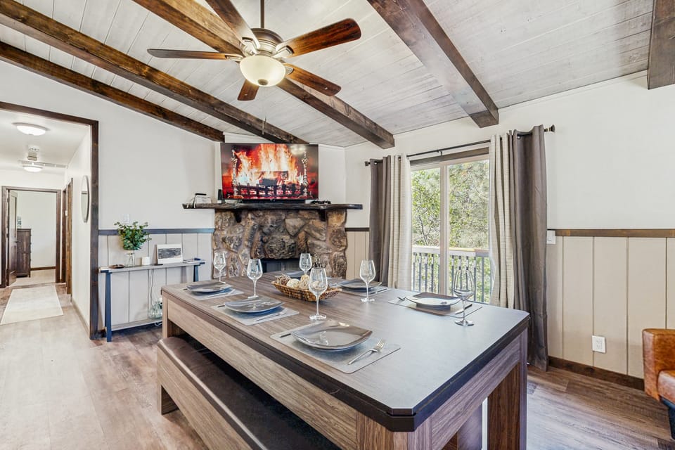 2 Large Decks & Hot Tub! Big Bear Cabin Getaway House in Big Bear