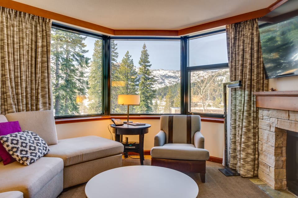 Everline Resort Suite: North Lake Tahoe Luxury! Apartment in Palisades Tahoe (Olympic Valley)