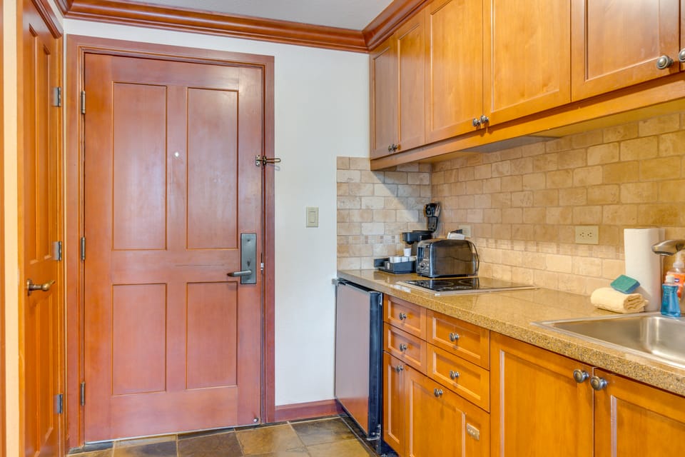 Walk to Ski Lift: Cozy Everline Resort Getaway Apartment in Palisades Tahoe (Olympic Valley)