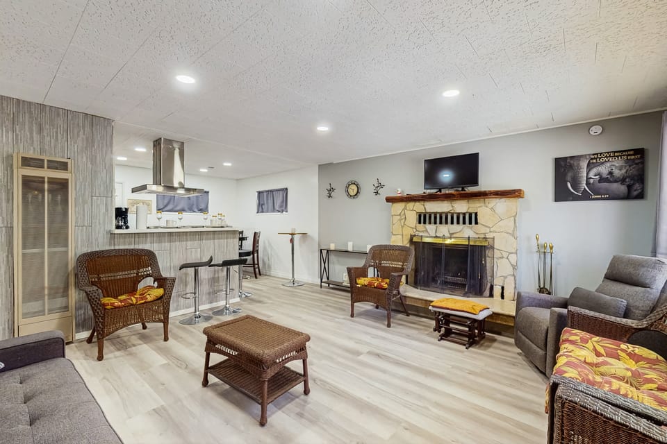 4 Mi to Snow Valley! Family Retreat w/ Deck House in Arrowbear Lake