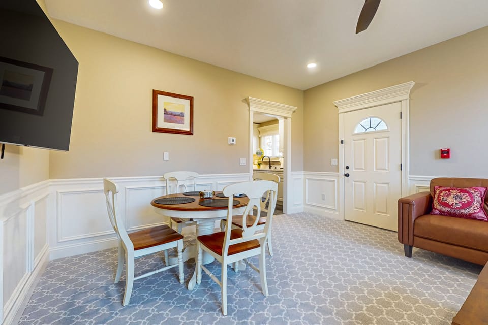 Work, Play & Stay! Apt Near Holyoke Medical Center Apartment in Holyoke