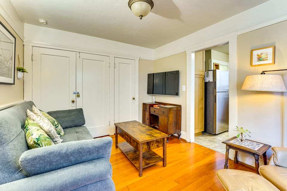 Steps to Sand: 'Beach Hill Bungalow' w/ Patio House in Santa Cruz