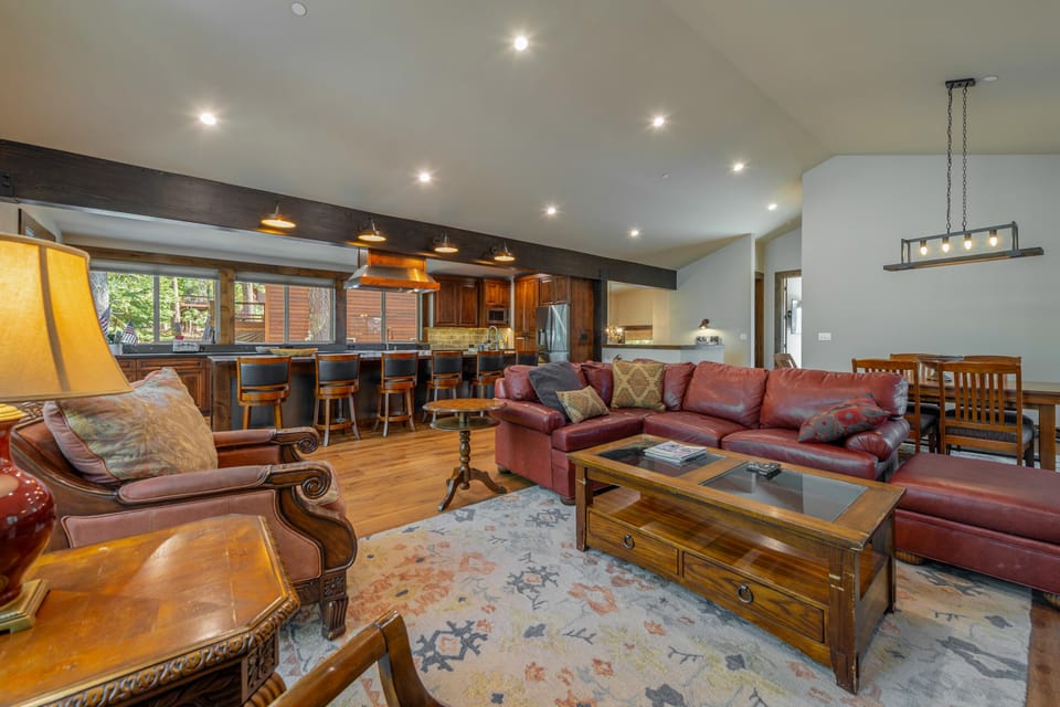 4BR Home w/ 2 Decks, Near Lake & Ski Resorts House in Truckee