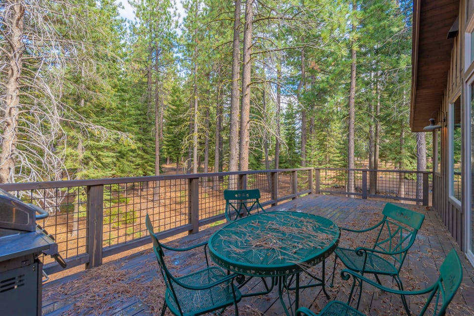 4BR Home w/ 2 Decks, Near Lake & Ski Resorts House in Truckee