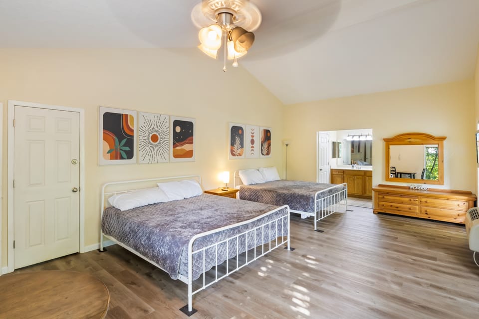 Couple's Lakeside Studio w/ Pool in Osage Beach Apartment in Lake of the Ozarks