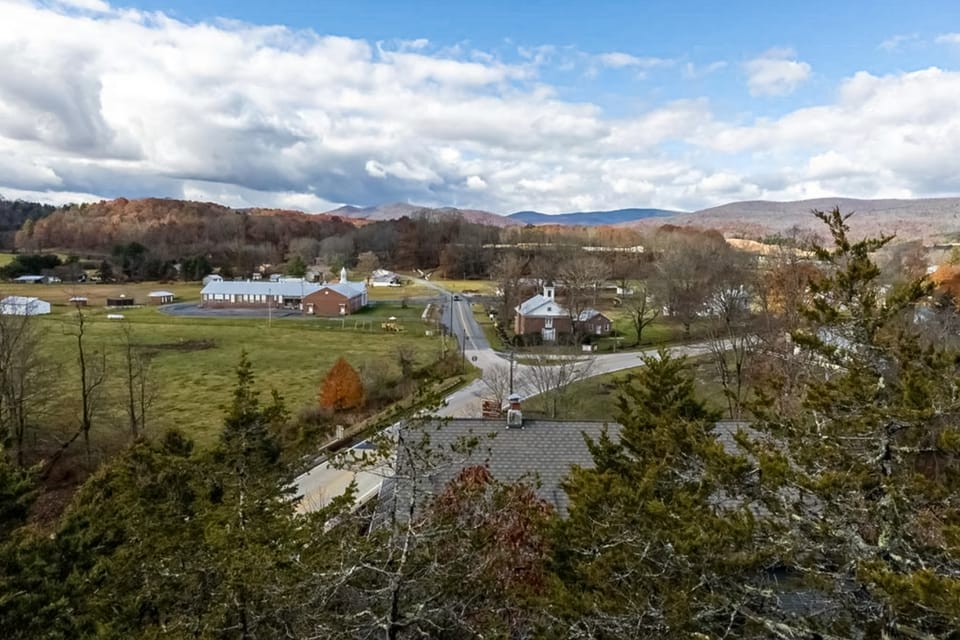 Games Galore! Riverfront Group Retreat in McDowell House in Shenandoah Valley