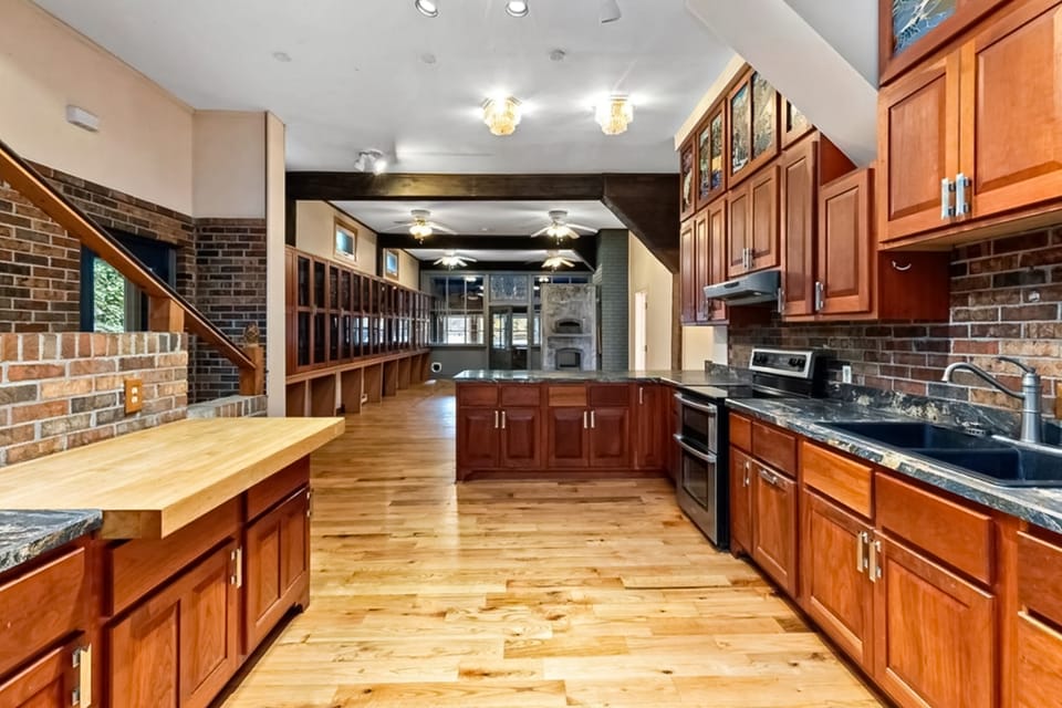 Deck, Views, Games: 10BR Home in Shenandoah Valley House in Shenandoah Valley
