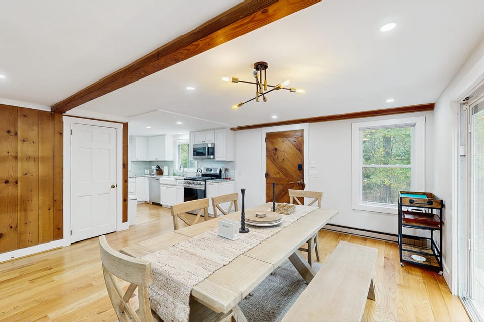 Bring Your Pup, Walk to Beach! Vineyard Haven Home House in Vineyard Haven
