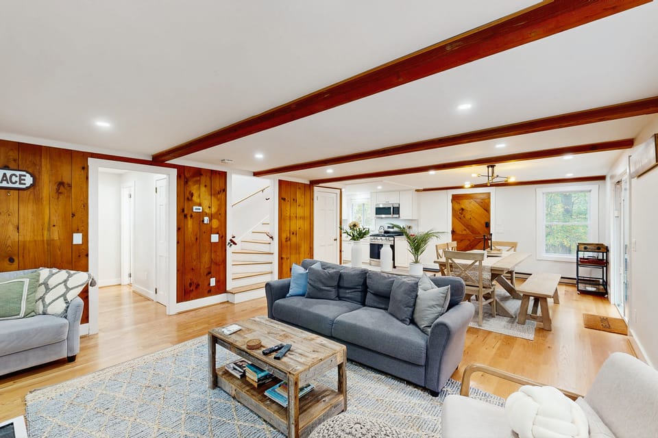 Bring Your Pup, Walk to Beach! Vineyard Haven Home House in Vineyard Haven