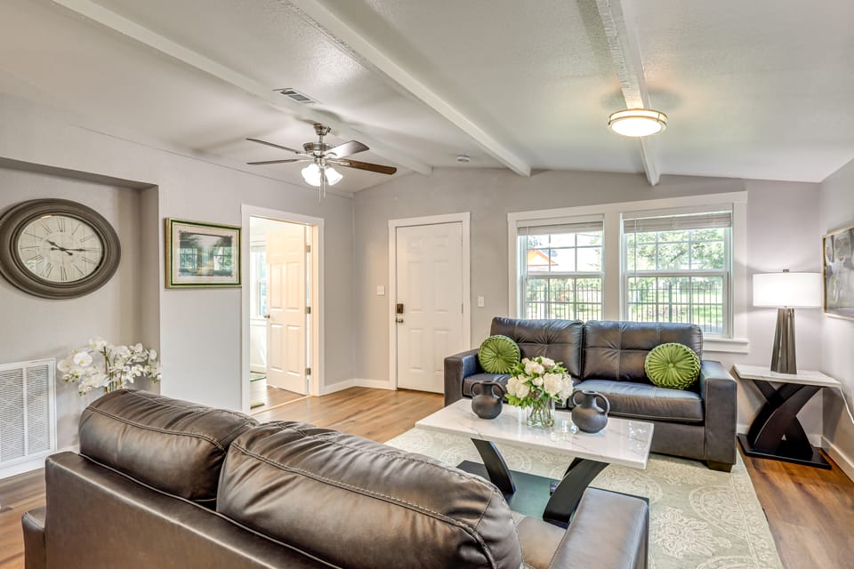 2 Mi to Dtwn: Stylish Family Home in Waco! House in Waco