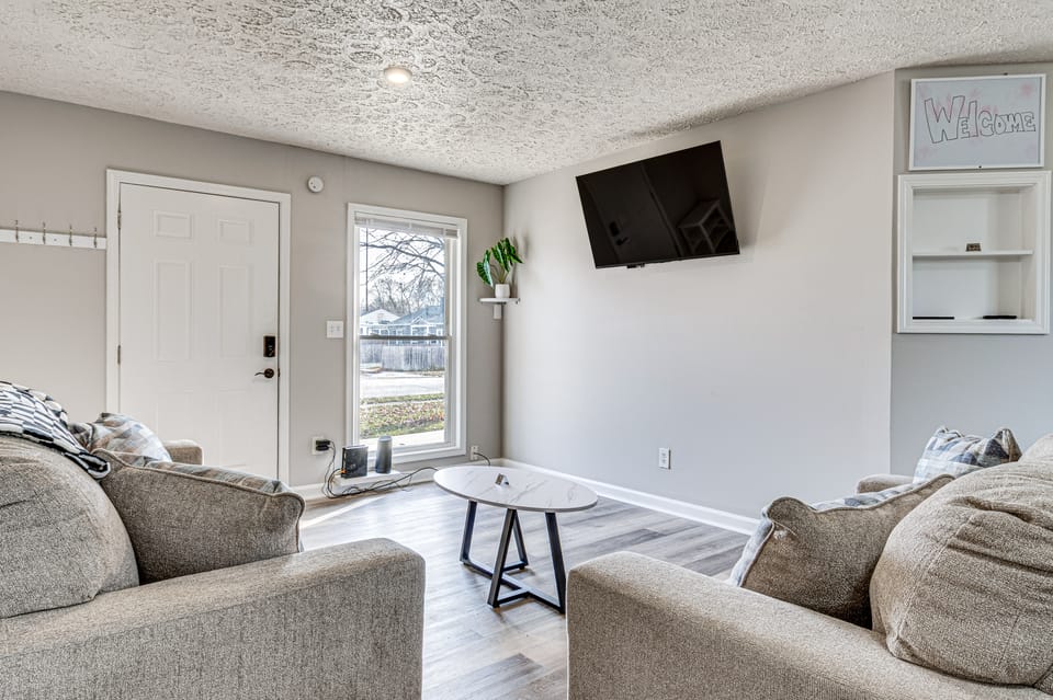 4 Mi to the Speedway: Peaceful & Snug Home w/ Yard House in Indianapolis