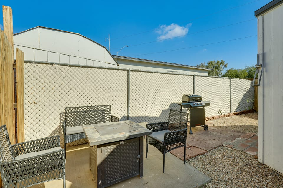 3 Mi to Lookout Mtn! Gem w/ Fire Pit + Fenced Yard Apartment in Phoenix
