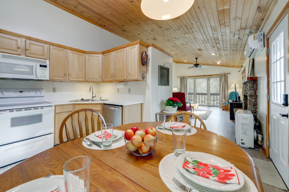 Dog-Friendly Cabin 6 Mi to Cataloochee Skiing! House in Maggie Valley