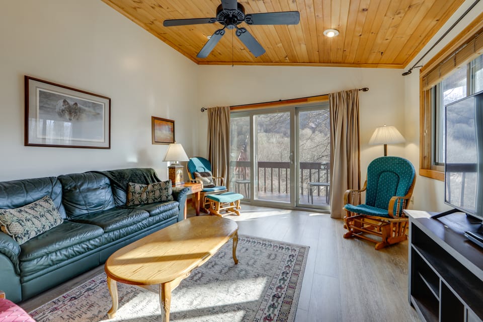 Dog-Friendly Cabin 6 Mi to Cataloochee Skiing! House in Maggie Valley