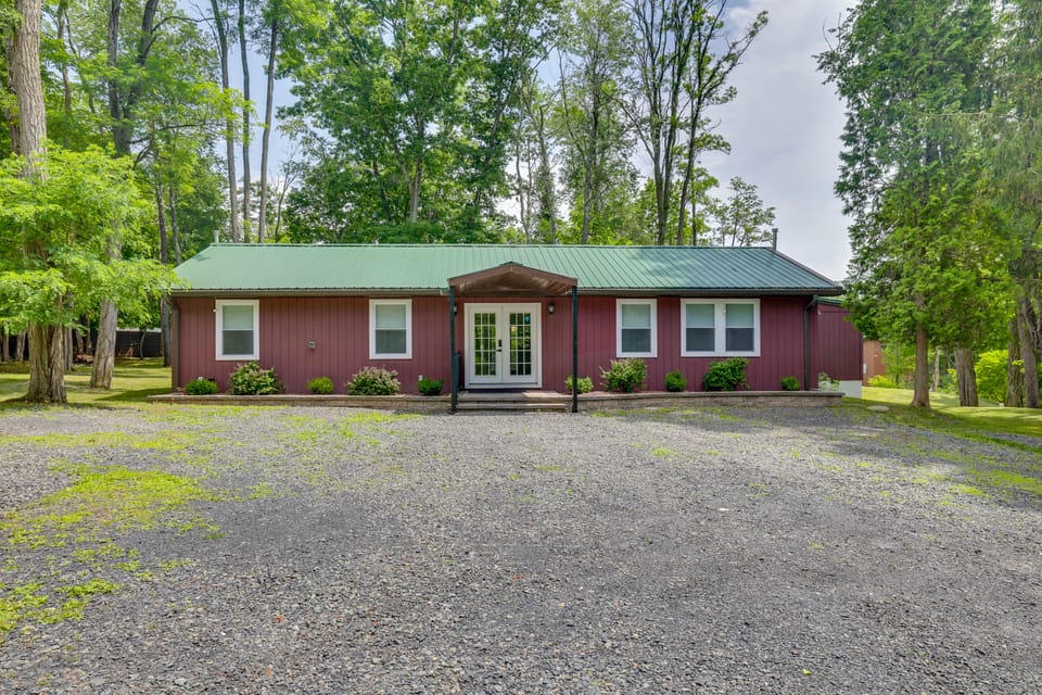 Pet-Friendly Group Getaway 12 Mi to Camelback Mtn! House in Pocono Mountains