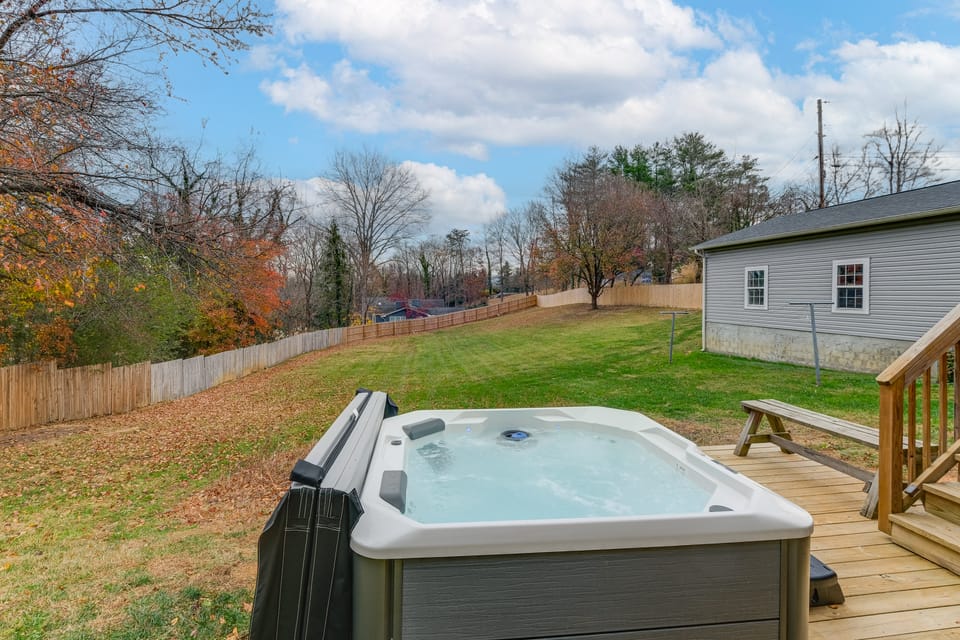 Hot Tub & Yard: 'Temptation Stays' Home in Roanoke House in Roanoke