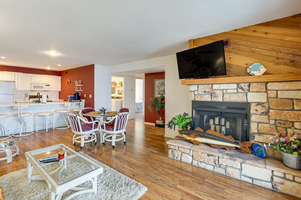 Main Channel View! Condo w/ Dock & Pool Access Apartment in Lake of the Ozarks