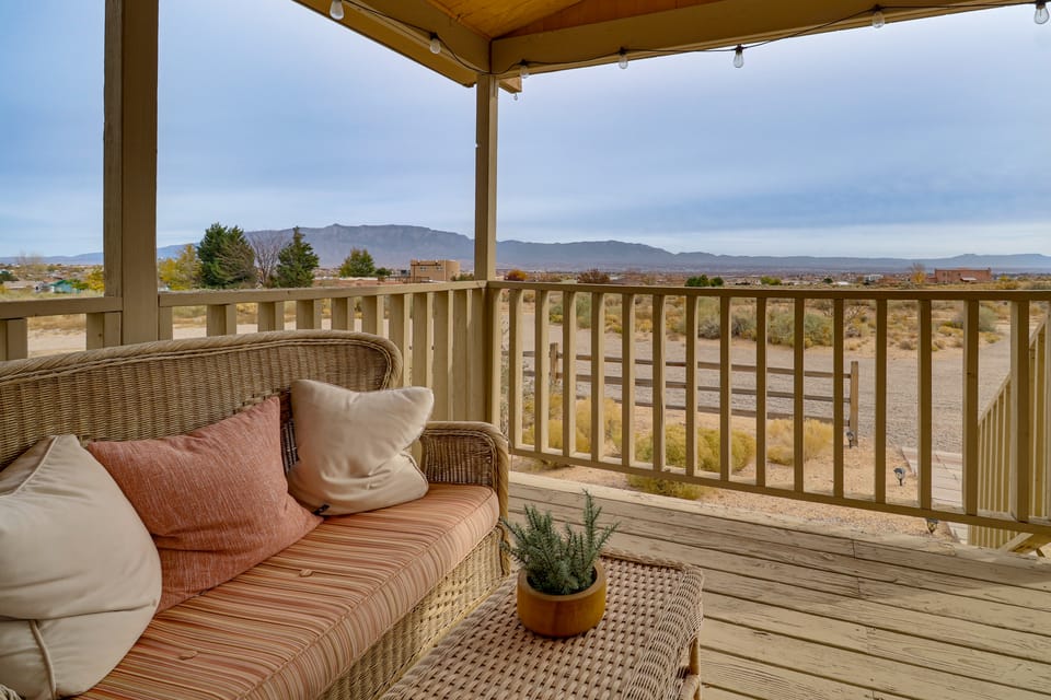 Scenic Sandia Mtn Views! Cozy Rio Rancho Retreat House in Rio Rancho
