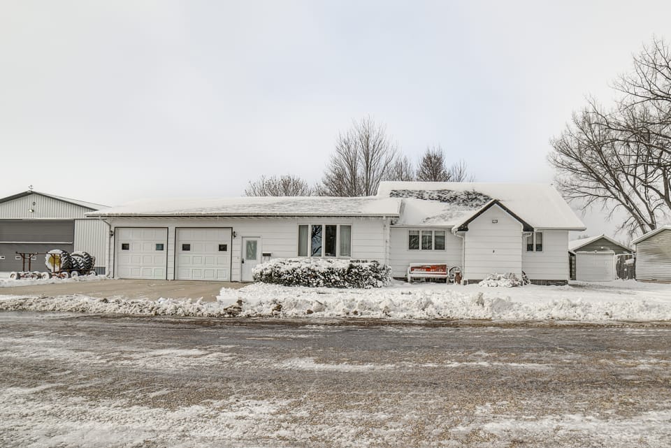 Spacious Retreat w/ Private Yard & Deck in Roscoe! House in South Dakota